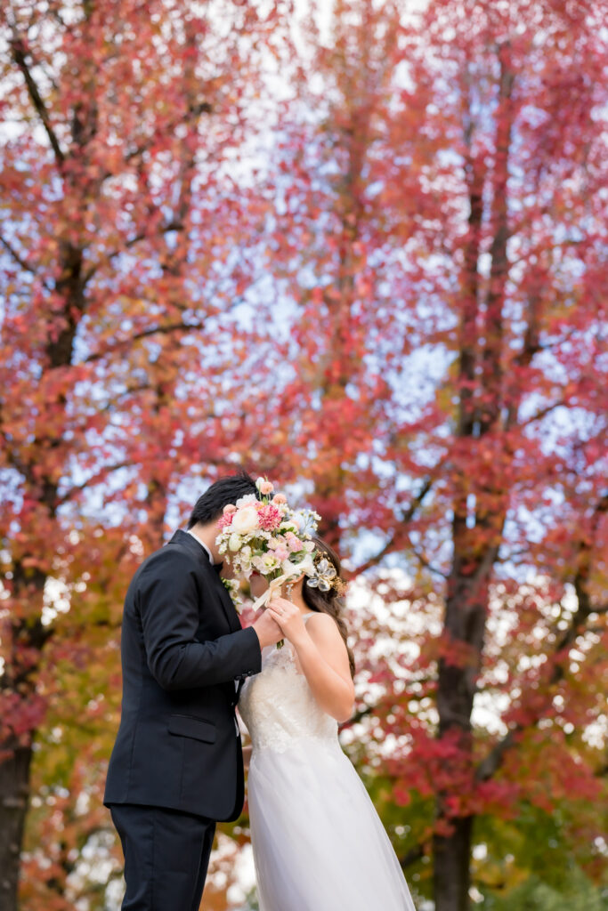 撮りフォトウェディング岡山での10月に撮影された紅葉時期の実際の写真お日にち選びの参考に046