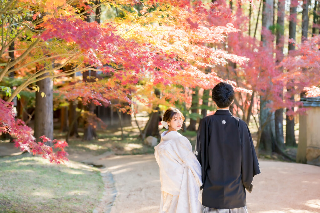 撮りフォトウェディング岡山での10月に撮影された紅葉時期の実際の写真お日にち選びの参考に072