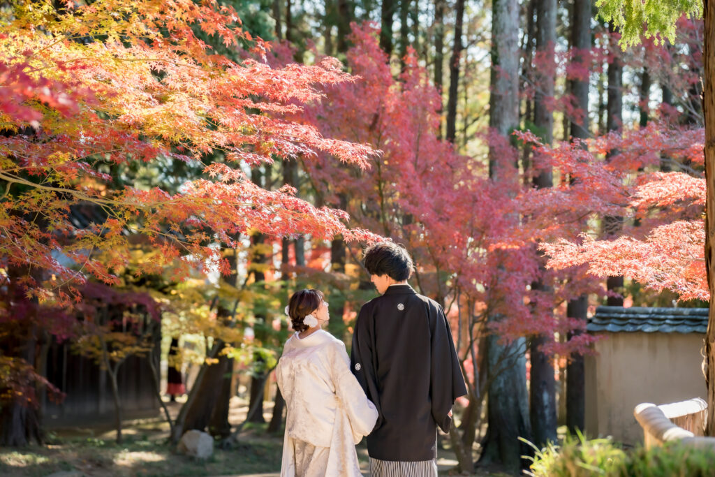 撮りフォトウェディング岡山での10月に撮影された紅葉時期の実際の写真お日にち選びの参考に073