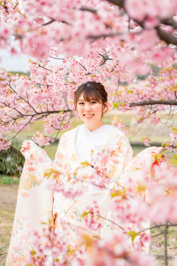 岡山県の季節別前撮りフォトウェディング人気ロケ地倉敷川河津桜217-1366x2048