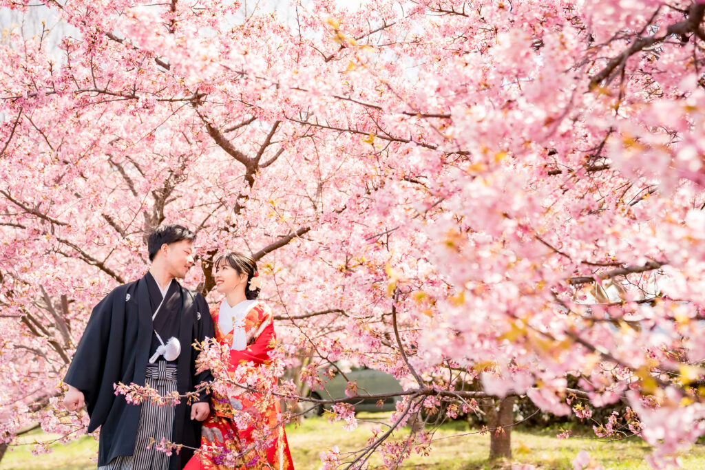 岡山県の季節別前撮りフォトウェディング人気ロケ地倉敷川河津桜43