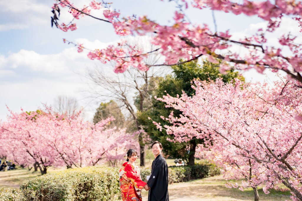 岡山県の季節別前撮りフォトウェディング人気ロケ地倉敷川河津桜4344