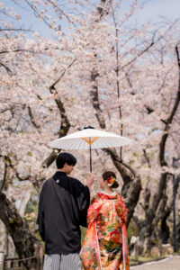 オールインクルーシブ岡山でお得にフォトウェディングや前撮りについてこだわりの人気シーズン２０２６桜後楽園外苑後ろ姿