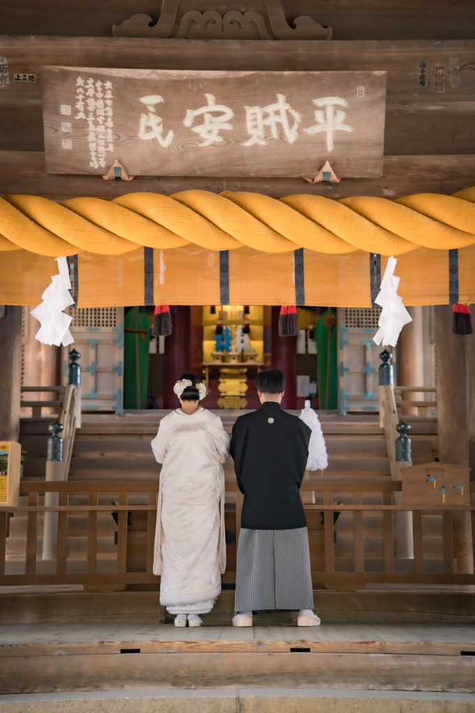 前撮りフォトウェディング用の新入荷衣装_白無垢_刺繍で高級感を演出_実際のロケ地で撮影した写真で見比べてください23-24-25-2